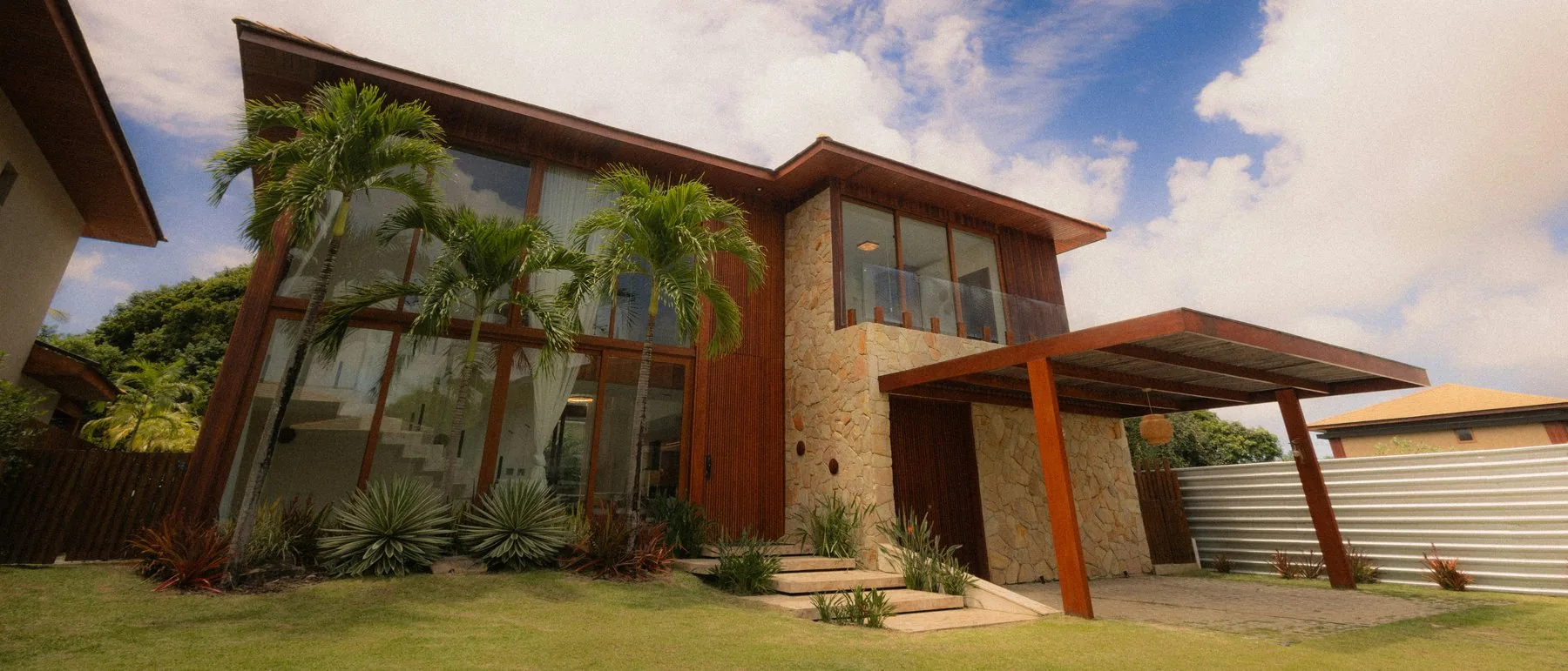 Casa residencial con combinación de piedra y madera