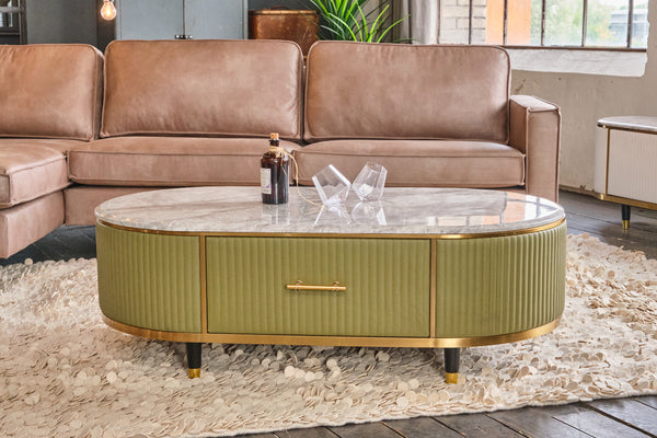 Mesa de centro MARIA de KAWOLA con tablero de mármol y piel sintética verde oliva