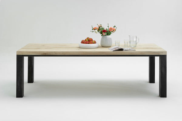 Mesa de comedor KAWOLA NELA de madera maciza de roble color arena, 180 x 100 x 76 cm