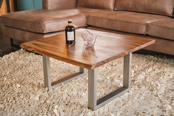 Mesa de centro KAWOLA LORE maciza con base de madera maciza plateada