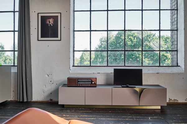 Mueble bajo KAWOLA EMMA Aparador para TV Piel sintética gris Pies de acero inoxidable color latón