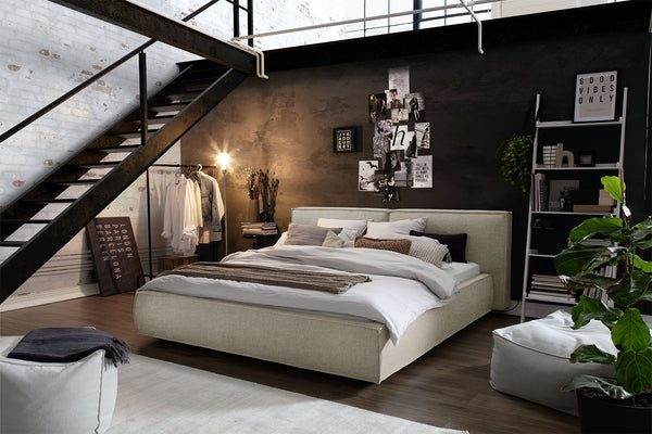 Cama CARLO de KAWOLA, cama tapizada en tela color topo